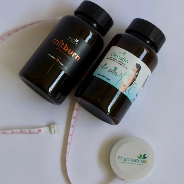 Frascos de cápsulas manipuladas da Pharmativa Gold ao lado de fita métrica