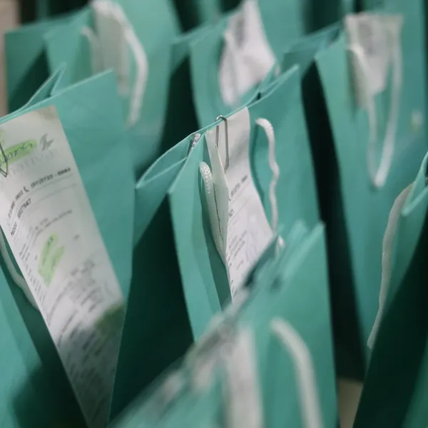 Sacolas da Pharmativa Gold com as receitas presas identificando cada pedido